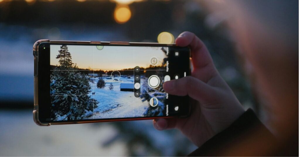 Geriausi telefonai fotografijai rankose telefonas žiema