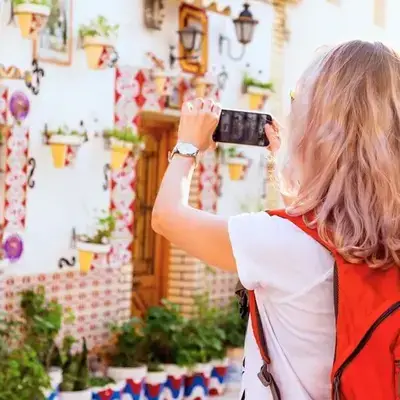 Fotografijos kursai Greitas Startas telefonu moteris fotografuoja telefonu spalvingą pastato sieną 400