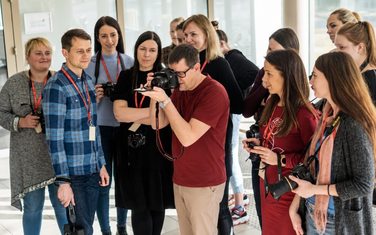 Rytis Zdanavičius fotografijos mokymų metu su kursų dalyviais