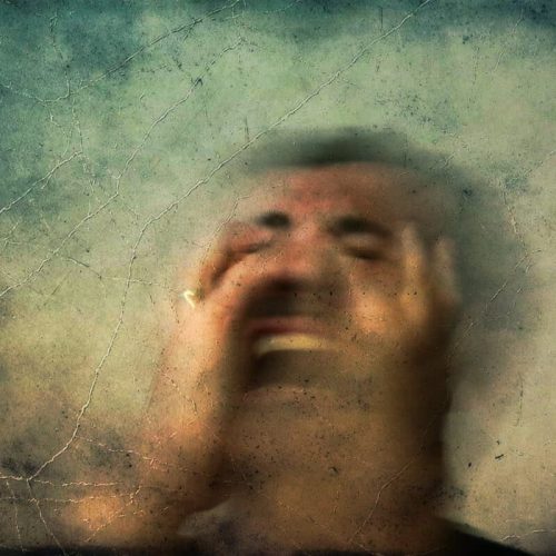 Emociškai stipri, sulieta ir tekstūruota portretinė nuotrauka – fotografijos kursų užduotis 16C, mokinys Andrius K.